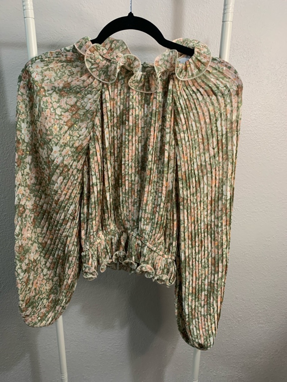 Fate Pleated Floral Ruffle-Neck Blouse in Green and Peach